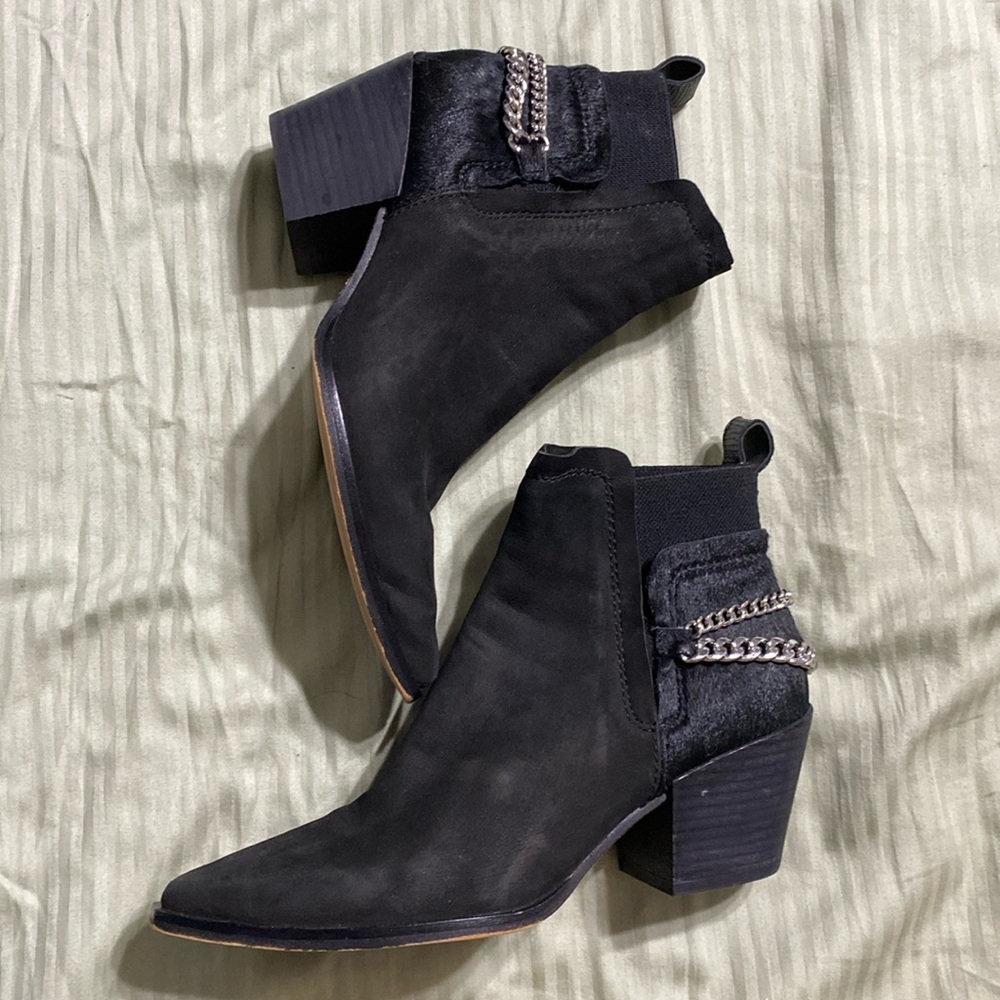 DOLCE VITA WOMEN SUEDE ANKLE BOOTS. SIZE 6 1/2.
